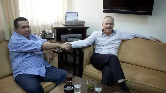 שר האוצר יובל שטייניץ ויושב ראש ההסתדרות עופר עיני בפגישה לקראת שביתה כללית במשק, נובמבר 2011