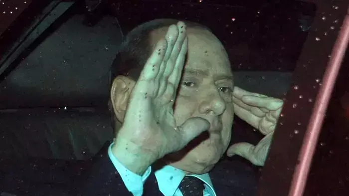 ראש ממשלת איטליה סילביו ברלוסקוני מנופף לעיתונאים בצאתו מארמון הנשיאות ברומא, שם הודיע לנשיא על כוונתו להתפטר, רומא, 8 בנובמבר 2011 ראש ממשלת איטליה סילביו ברלוסקוני מנופף לעיתונאים בצאתו מארמון הנשיאות ברומא, שם הודיע לנשיא על כוונתו להתפטר, רומא, 8 בנובמבר 2011