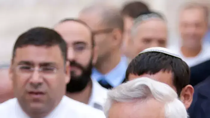 מקורבי קצב: "חוששים לחייו, להקל בעונשו"
