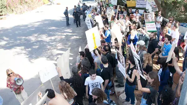 עצרת בקריאה לסגירת חוות מזור עצרת בקריאה לסגירת חוות מזור