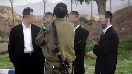חייל צה"ל  חרדי ביחד עם חרדים בבקעת הירדן לפני מסיבת הכנסת ספר תורה חדש לבסיס