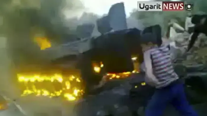 ילד מול טנק בוער בעיר דרעא, דרום סוריה, נובמבר 2011, מתוך סרטון חובבים שהועלה לרשת על ידי אתר Ugarit News ילד מול טנק בוער בעיר דרעא, דרום סוריה, נובמבר 2011, מתוך סרטון חובבים שהועלה לרשת על ידי אתר Ugarit News