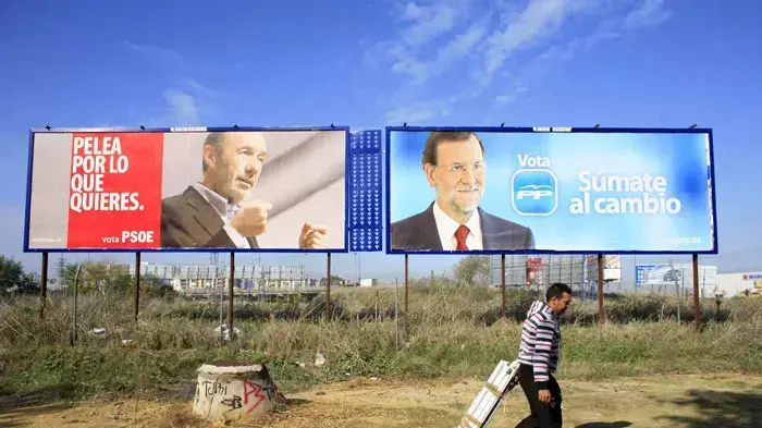 מובטל אוסף פיסת אלומיניום מהזבל על כשברקע כרזות בחירות של שני המועמדים לראשות ממשלת ספרד, סביליה, נובמבר 2011 מובטל אוסף פיסת אלומיניום מהזבל על כשברקע כרזות בחירות של שני המועמדים לראשות ממשלת ספרד, סביליה, נובמבר 2011