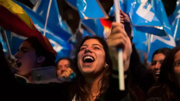 חגיגות ניצחון של תומכי המפלגה העממית שניצחה בבחירות בספרד חגיגות ניצחון של תומכי המפלגה העממית שניצחה בבחירות בספרד