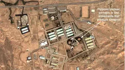 צילום לוויין שפורסם באתר מכון ISIS האמריקאי, בו נראה בסיסי פיתוח הנשק הגרעיני ליד העיר פרצ'ין, אירן