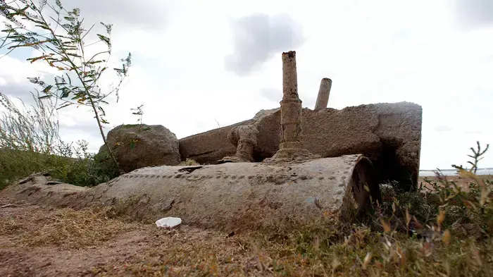 שרידים ארכיאולוגיים מהעיירה בלופטון, טקסס, שהתגלו לאחר מאות שנים שבמהלכן היו קבורים מתחת למים, שהתייבשו בבצורת שרידים ארכיאולוגיים מהעיירה בלופטון, טקסס, שהתגלו לאחר מאות שנים שבמהלכן היו קבורים מתחת למים, שהתייבשו בבצורת