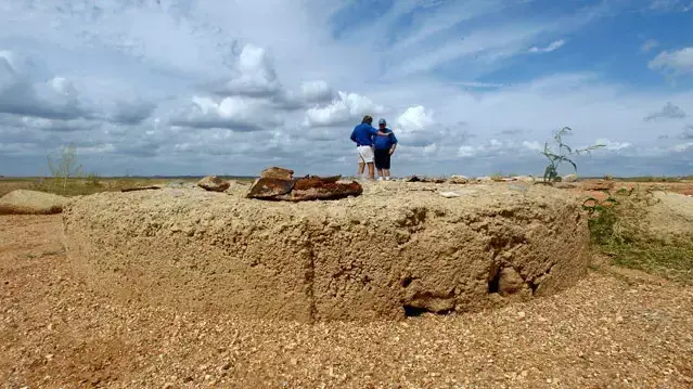שרידים ארכיאולוגיים מהעיירה בלופטון, טקסס, שהתגלו לאחר מאות שנים שבמהלכן היו קבורים מתחת למים, שהתייבשו בבצורת שרידים ארכיאולוגיים מהעיירה בלופטון, טקסס, שהתגלו לאחר מאות שנים שבמהלכן היו קבורים מתחת למים, שהתייבשו בבצורת