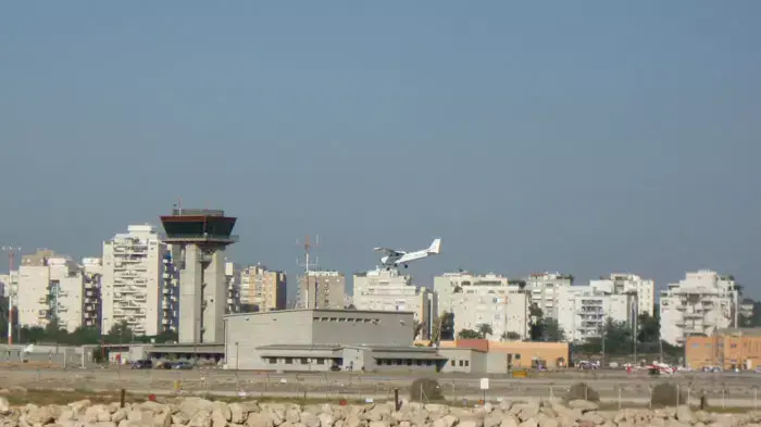 שדה דב, אילוסטרציה