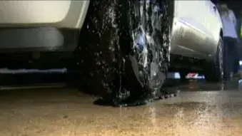 מתוך כתבה של רשת ABC על מאות מכוניות שנתקעו בגלל חומר איטום דביק שנשפך לכביש באזור פיטסבורג, פנסילבניה, 23 בנובמבר 2011