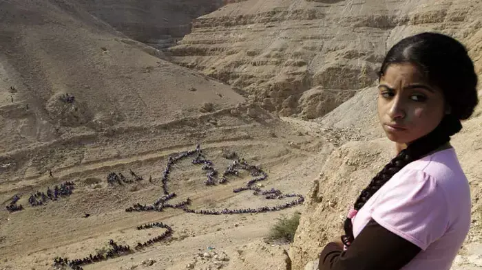 פלסטינים משחזרים את "יונת השלום" של פבלו פיקאסו במצוק דגון, סמוך ליריחו. נובמבר, 2011 פלסטינים משחזרים את "יונת השלום" של פבלו פיקאסו במצוק דגון, סמוך ליריחו. נובמבר, 2011