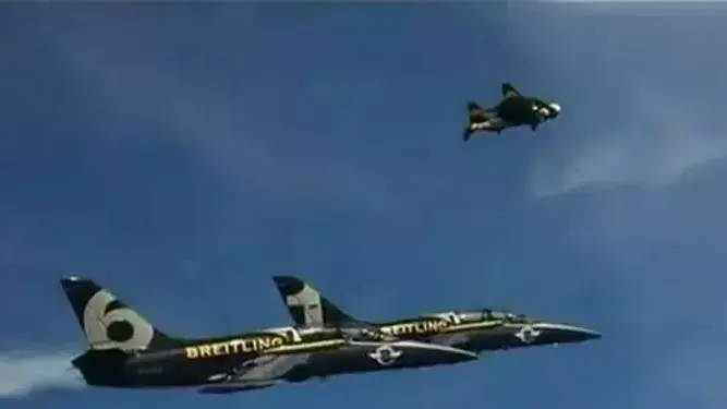 "איש הסילון" (Jetman) טס מעל האלפים לצד מטוסי סילון