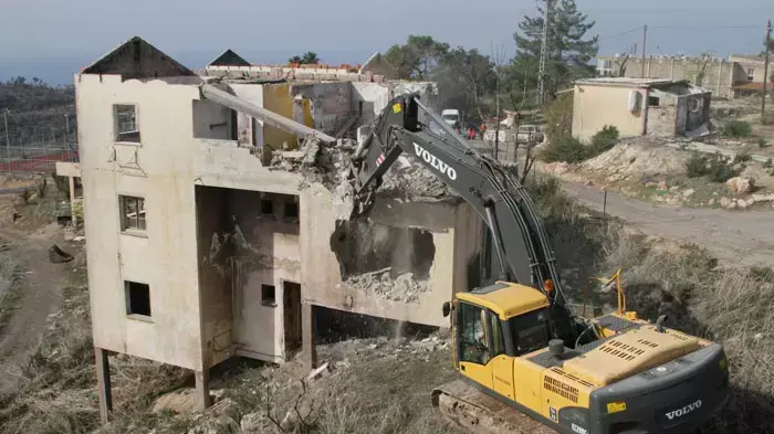 הריסת מבנים שנשרפו באסון הכרמל בבית אורן, נובמבר 2011