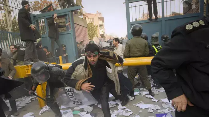 סטודנטים מפגינים מתפרצים לתוך שגרירות בריטניה בטהרן בירת אירן, 29 בנובמבר 2011 סטודנטים מפגינים מתפרצים לתוך שגרירות בריטניה בטהרן בירת אירן, 29 בנובמבר 2011