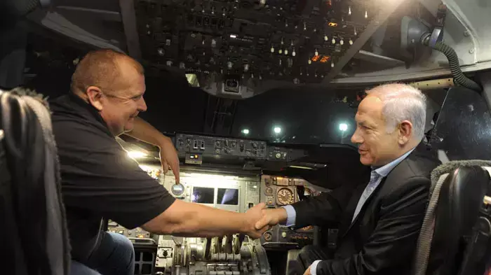 קפטן קליף הל עם ראש ממשלת ישראל בנימין נתניהו, נובמבר 2011 קפטן קליף הל עם ראש ממשלת ישראל בנימין נתניהו, נובמבר 2011