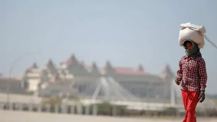 אשה נושאת שק חול מחוץ לבניין הפרלמנט בנייפידאו, בירת מיאנמר, נובמבר 2011 אשה נושאת שק חול מחוץ לבניין הפרלמנט בנייפידאו, בירת מיאנמר, נובמבר 2011