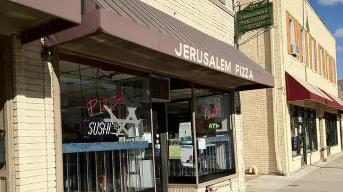בית עסק יהודי שחלונותיו נופצו בעיירה היילנד פארק, ניו ג'רזי, 20 בנובמבר 2011 בית עסק יהודי שחלונותיו נופצו בעיירה היילנד פארק, ניו ג'רזי, 20 בנובמבר 2011