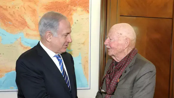 ראש הממשלה נפגש בלשכתו בירושלים עם צבי שליט, סבו של גלעד שליט. דצמבר, 2011 ראש הממשלה נפגש בלשכתו בירושלים עם צבי שליט, סבו של גלעד שליט. דצמבר, 2011