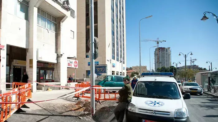 צעירה בת 25 נפצעה קשה מאבן שנפלה עליה מקומה 10, ירושלים, נובמבר 2011 צעירה בת 25 נפצעה קשה מאבן שנפלה עליה מקומה 10, ירושלים, נובמבר 2011