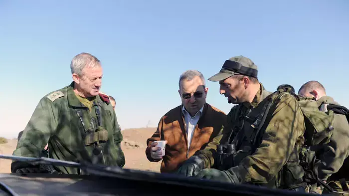 שר הביטחון, אהוד ברק והרמטכ"ל בסיור בצפון בעת תרגיל של גדוד 51 גולני, דצמבר 2011