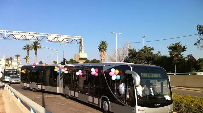 טקס מיוחד שנערך היום בחיפה בתחנת היציאה של המטרונית בהשתתפות שר התחבורה, ראשי הערים בקריות, מנכ"לי חברת דן, אגד, נתיבים, נתיב אקספרס, ועוד. טקס מיוחד שנערך היום בחיפה בתחנת היציאה של המטרונית בהשתתפות שר התחבורה, ראשי הערים בקריות, מנכ"לי חברת דן, אגד, נתיבים, נתיב אקספרס, ועוד.