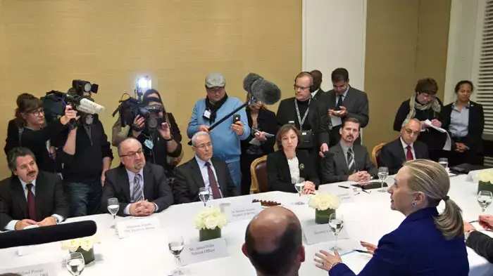 הילרי קלינטון במפגש עם אנשי אופוזיציה סורים בז'נבה, 6 בדצמבר 2011 הילרי קלינטון במפגש עם אנשי אופוזיציה סורים בז'נבה, 6 בדצמבר 2011