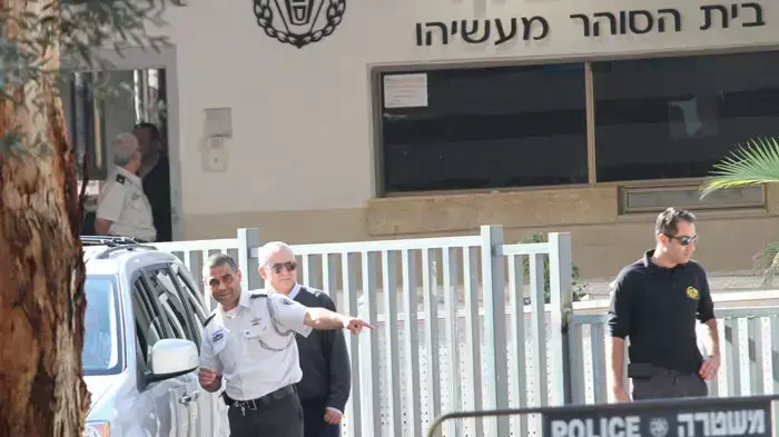 משה קצב, נשיא המדינה לשעבר של מדינת ישראל בדרכו האחרונה לכלא, דצמבר 2011 משה קצב, נשיא המדינה לשעבר של מדינת ישראל בדרכו האחרונה לכלא, דצמבר 2011