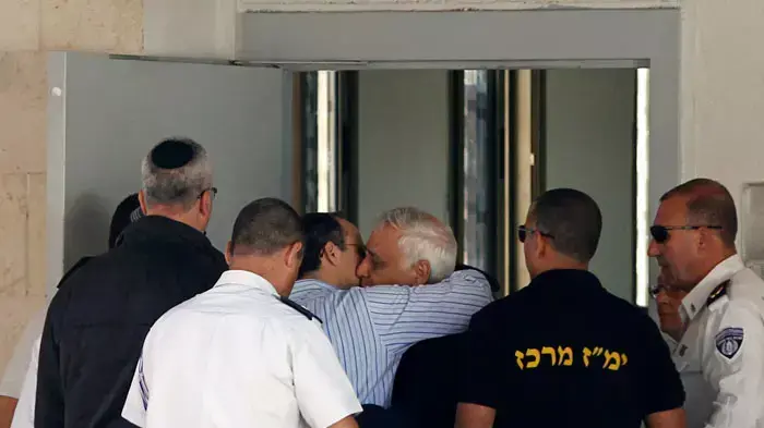 אסיר מספר 1: משה קצב נכנס לכלא