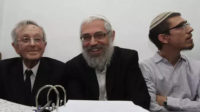 הקראת כתב אישום למוטי אלון, דצמבר 2011 הקראת כתב אישום למוטי אלון, דצמבר 2011