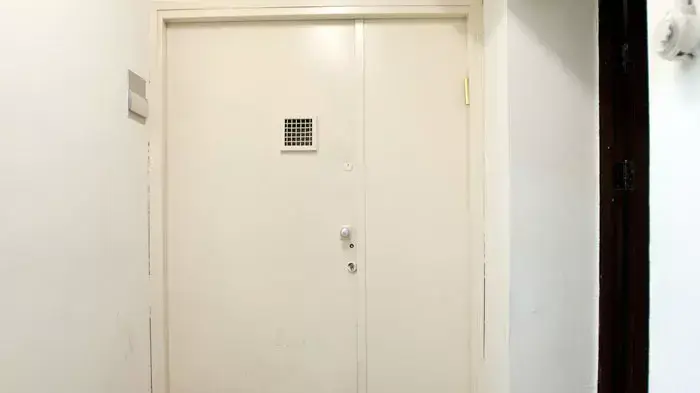 חדר חקירות בתחנת משטרה, דצמבר 2011 חדר חקירות בתחנת משטרה, דצמבר 2011