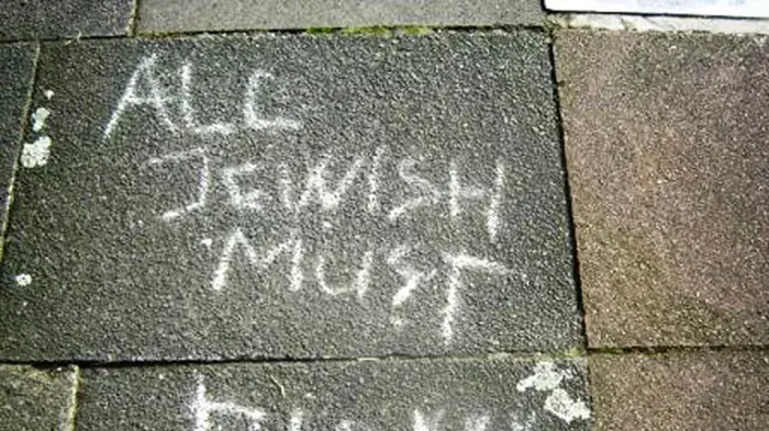 "כל היהודים צריכים למות": גרפיטי אנטישמי בצפון לונדון, אוקטובר 2008 "כל היהודים צריכים למות": גרפיטי אנטישמי בצפון לונדון, אוקטובר 2008