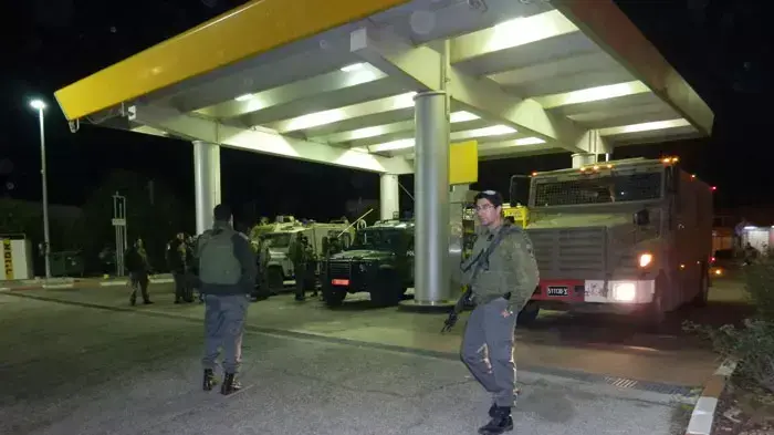 חיילי צה"ל נערכים ליד בסיס מפקדת אפרים בקדומים