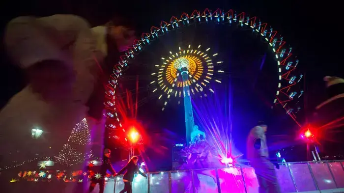 זירת החלקה על הקרח ביריד חג המולד של אלכסנדרפלאץ, ברלין, דצמבר 2011 זירת החלקה על הקרח ביריד חג המולד של אלכסנדרפלאץ, ברלין, דצמבר 2011