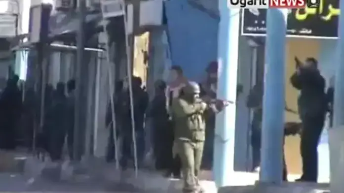 מתוך סרטון חובבים המתעד עימותים בין הצבא למפגינים באזור העיר דרעא, סוריה, דצמבר 2011