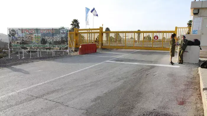 תדרוך של דובר צה"ל בבסיס צהל חטמ"ר אפרים על הכניסה של המתנחלים לירדן אתמול בלילה, דצמבר 2011