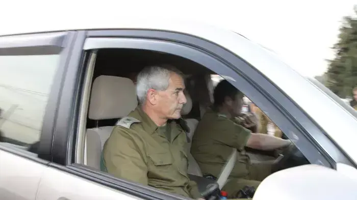 האלוף אבי מזרחי בתדרוך על הכניסה של המתנחלים לירדן אתמול בלילה בבסיס צהל חטמ"ר אפרים , דצמבר 2011 האלוף אבי מזרחי בתדרוך על הכניסה של המתנחלים לירדן אתמול בלילה בבסיס צהל חטמ"ר אפרים , דצמבר 2011