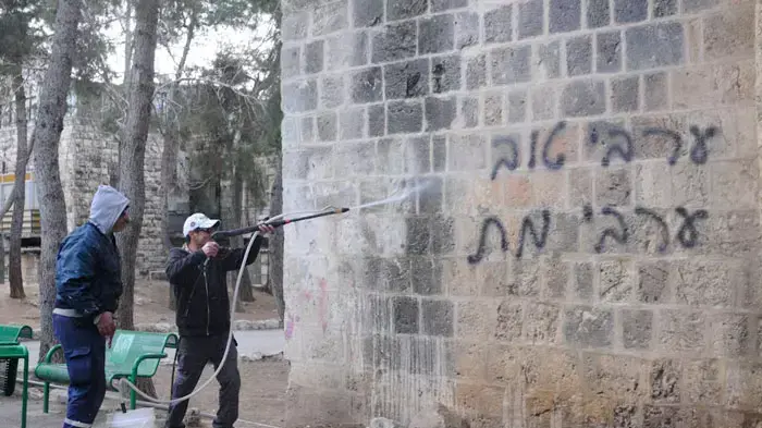 מנקים את פעולת תג מחיר במסגד ברחוב שטראוס בירושלים, דצמבר 2011