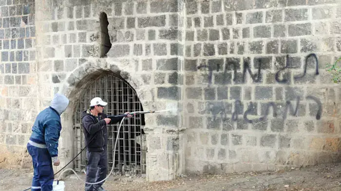 מנקים את פעולת תג מחיר במסגד ברחוב שטראוס בירושלים, דצמבר 2011 מנקים את פעולת תג מחיר במסגד ברחוב שטראוס בירושלים, דצמבר 2011