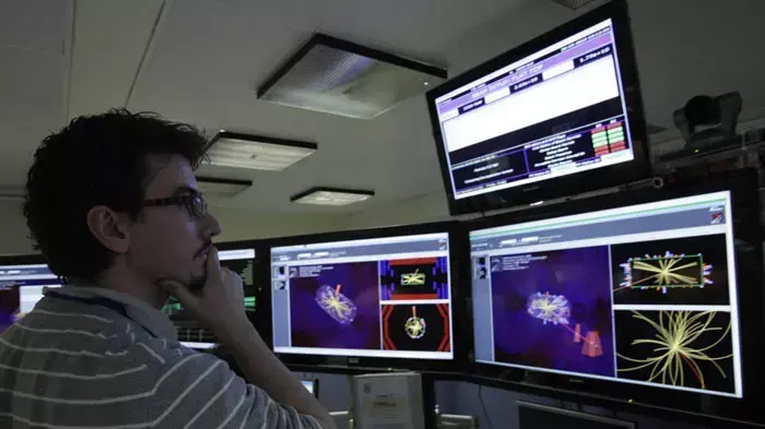 בתוך מאיץ החלקיקים של CERN, שוויץ בתוך מאיץ החלקיקים של CERN, שוויץ