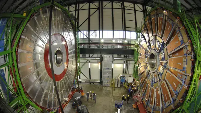 בתוך מאיץ החלקיקים של CERN, שוויץ בתוך מאיץ החלקיקים של CERN, שוויץ