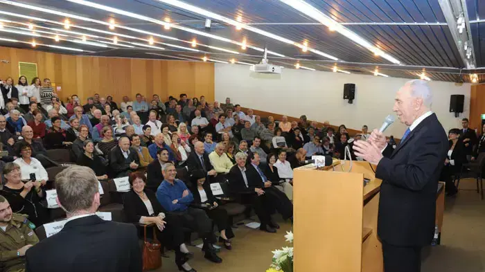 נשיא המדינה, שמעון פרס, ערך סיור במכון וולקני, דצמבר 2011 נשיא המדינה, שמעון פרס, ערך סיור במכון וולקני, דצמבר 2011