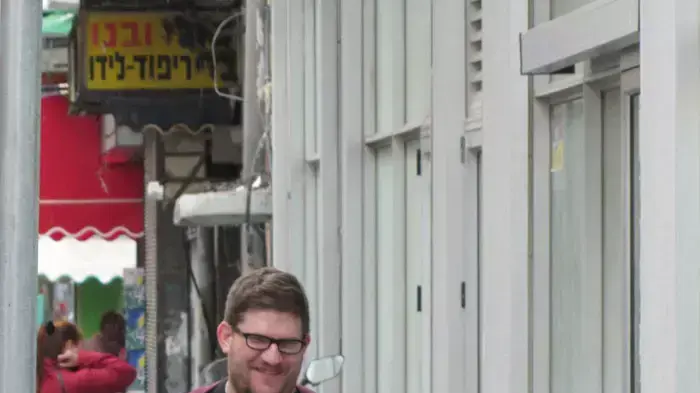 המפיק ומייצג האמנים טל מילר עם כלבתו המפיק ומייצג האמנים טל מילר עם כלבתו