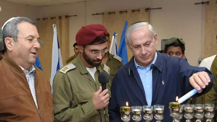 ראש הממשלה בנימין נתניהו מדליק נר ראשון של חנוכה עם חיילי חטמ"ר אפרים, דצמבר 2011 ראש הממשלה בנימין נתניהו מדליק נר ראשון של חנוכה עם חיילי חטמ"ר אפרים, דצמבר 2011