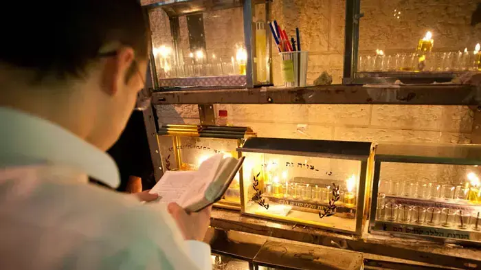 הדלקת נר ראשון של חנוכה בשכונת מאה שערים ירושלים, דצמבר 2011