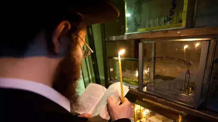 הדלקת נר ראשון של חנוכה בשכונת מאה שערים ירושלים, דצמבר 2011