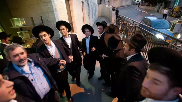 הדלקת נר ראשון של חנוכה בשכונת מאה שערים ירושלים, דצמבר 2011