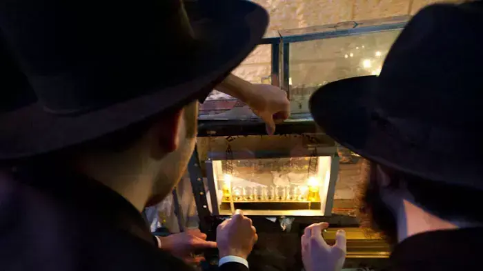 הדלקת נר ראשון של חנוכה בשכונת מאה שערים ירושלים, דצמבר 2011