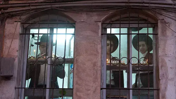 הדלקת נר ראשון של חנוכה בשכונת מאה שערים ירושלים, דצמבר 2011
