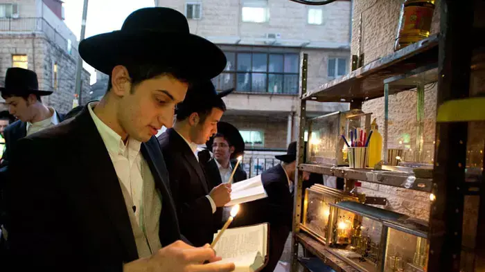 הדלקת נר ראשון של חנוכה בשכונת מאה שערים ירושלים, דצמבר 2011