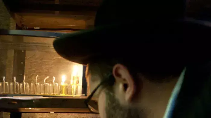הדלקת נר ראשון של חנוכה בשכונת מאה שערים ירושלים, דצמבר 2011