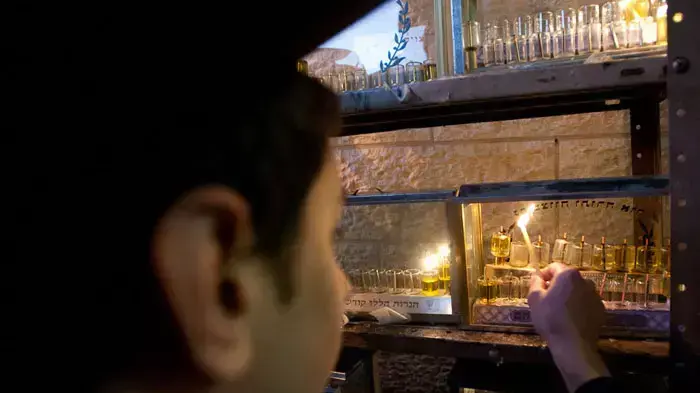 הדלקת נר ראשון של חנוכה בשכונת מאה שערים ירושלים, דצמבר 2011
